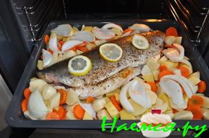 Горбуша, запеченная с овощами Горбуша, запеченная с овощами