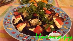 Баклажанные рулетики с помидорками Баклажанные рулетики с помидорками