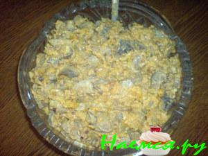 Салат из печени с маринованными грибами