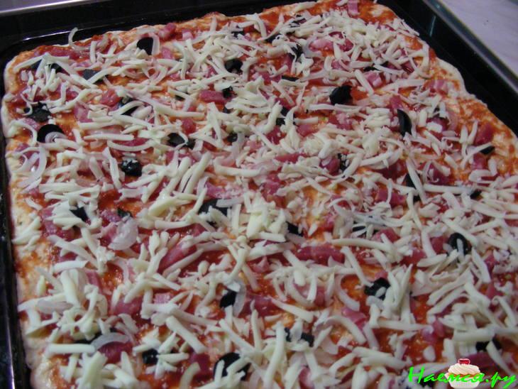 Пицца с грудинкой и оливками&nbsp; 