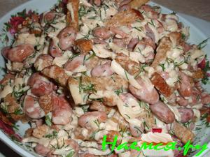 Салат из фасоли с сыром и сухариками