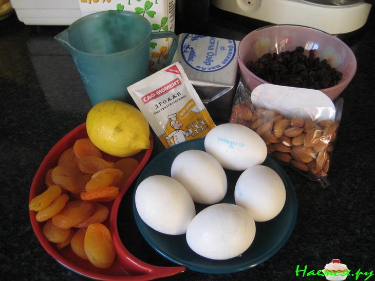 Кулич с курагой, миндалем и изюмом