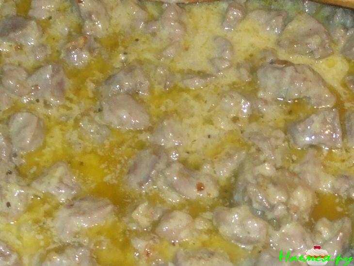 Индейка с орехами в сметане