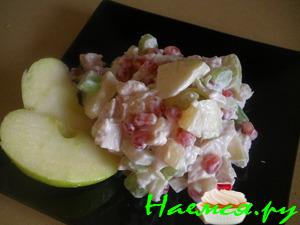 Салат куриный с ананасом и сельдереем Салат куриный с ананасом и сельдереем