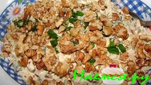 Салат "Загадка" с копченой грудкой и черносливом