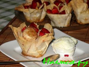 Клубнично-банановые корзинки с лимонным сорбе Клубнично-банановые корзинки с лимонным сорбе