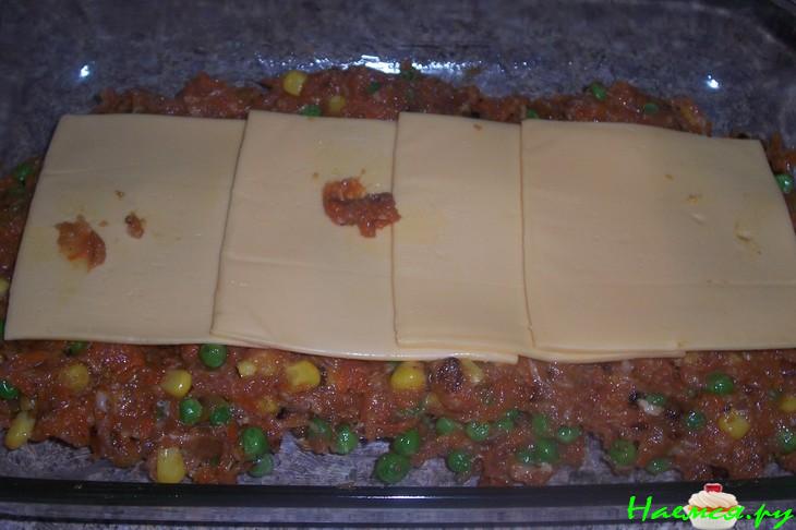 Запеченный рулет из фарша с овощами и сыром Запеченный рулет из фарша с овощами и сыром