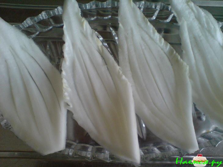 Лодочки из пекинской капусты с салатом из тунца