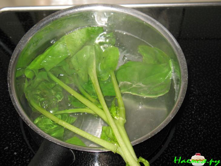 Блинчики с лососем и шпинатом в креветочном соусе