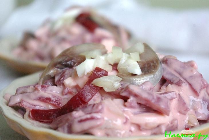 Нежный салат из селедки и свеклы с йогуртом