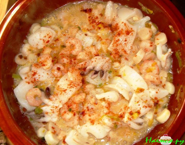 Рис с морскими гребешками и каракатицей