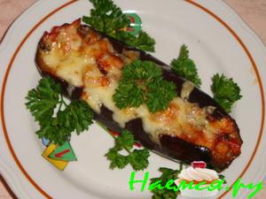Баклажаны с курицей, салом и помидорами