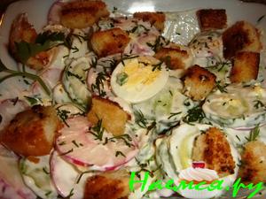 Салат весенний с крутонами