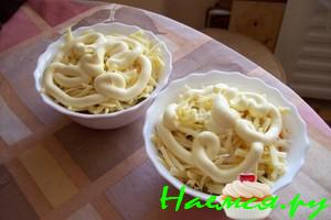 Сырный салат с крабовыми палочками Сырный салат с крабовыми палочками