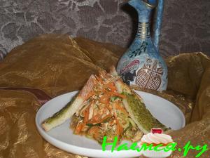 Салат с овощами и куриным филе, гренками