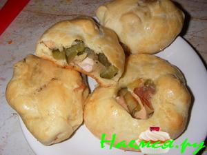 Пирожки с курицей, картофелем и солеными огурчиками Пирожки с курицей, картофелем и солеными огурчиками