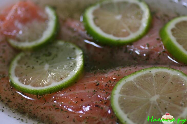 Сёмга маринованная под соусом с кедровыми орешками