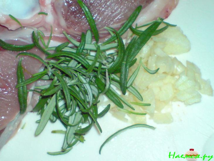 Голень индейки, тушенная в вине с розмарином Голень индейки, тушенная в вине с розмарином