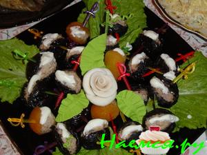 Чернослив фаршированный сыром с орехами и вином