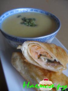 Кукурузный крем - суп с песто и лососевыми роллами Кукурузный крем - суп с песто и лососевыми роллами