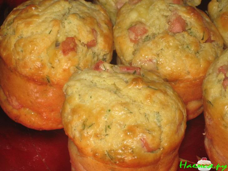 Маффины закусочные с колбасой и сыром
