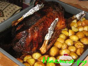 Гусь рождественский с яблоками и черносливом