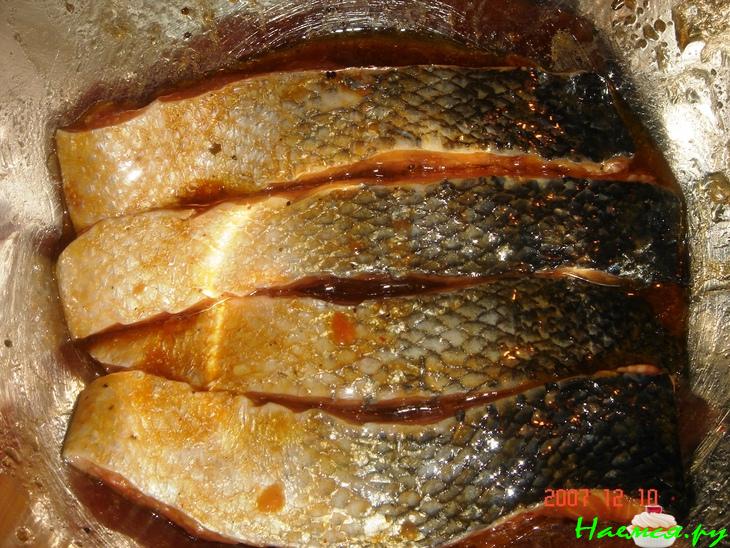 Стейки из семги на помидорах с пореем