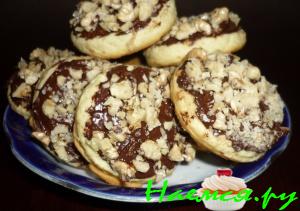 Песочное печенье с шоколадом и орехами