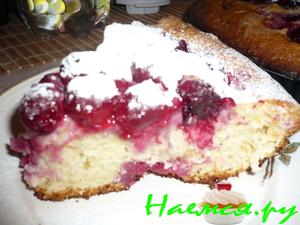 Вишневый пирог посыпанный с сахарной пудрой