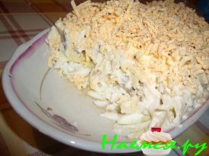 Салат со шпротами, яйцом и сыром