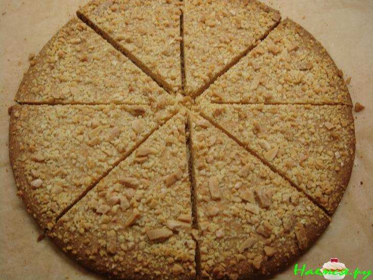 Миндальный торт с муссом из черной смородины