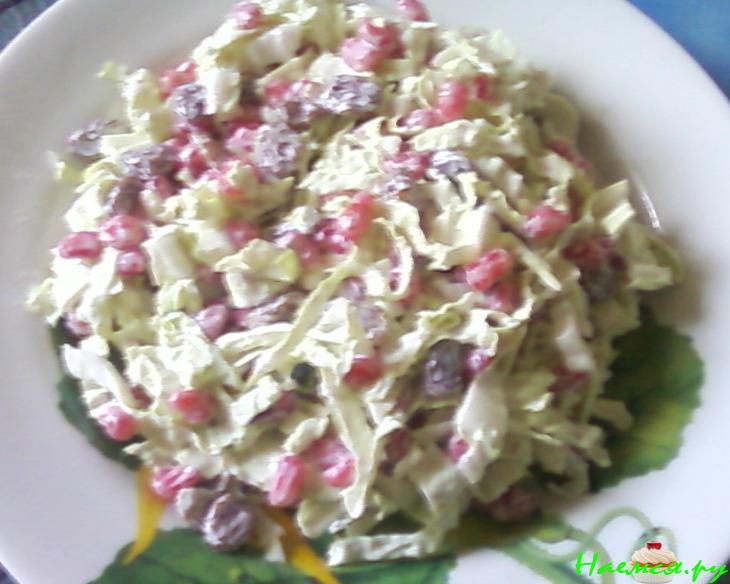 Салат из капусты, граната и изюма