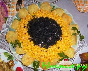 Салат "Подсолнух" с охотничьими колбасками Салат "Подсолнух" с охотничьими колбасками