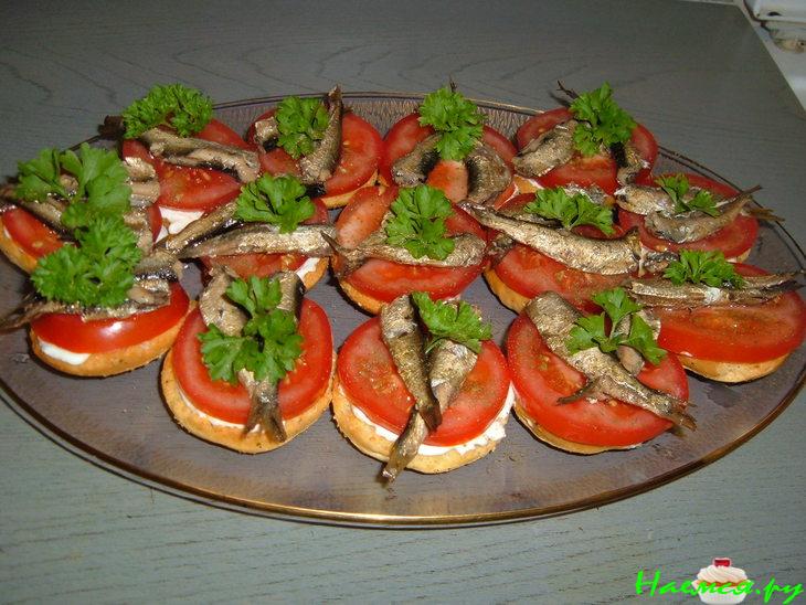 Бутерброды со шпротами и помидорами Бутерброды со шпротами и помидорами