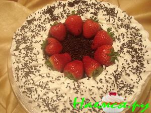 Очень шоколадный торт с клубникой и сливками "Мечта"