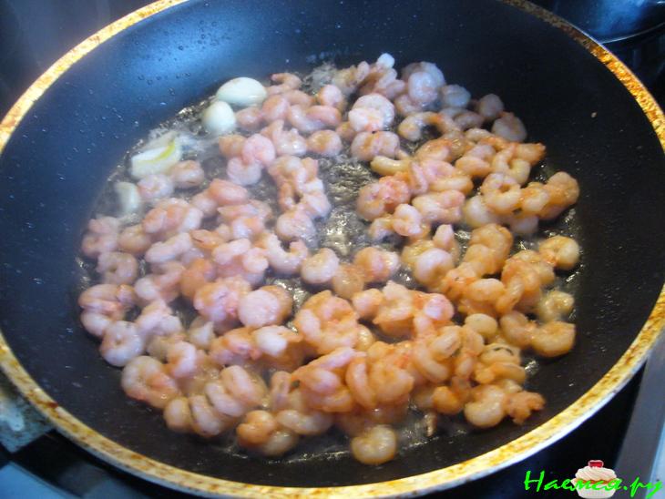 Томатный суп-пюре с креветками и авокадо