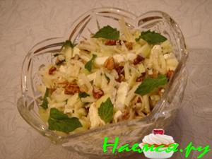 Салат из кольраби с яблоком и грецкими орехами