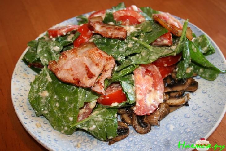 Салат со шпинатом, помидорами и миндалем Салат со шпинатом, помидорами и миндалем