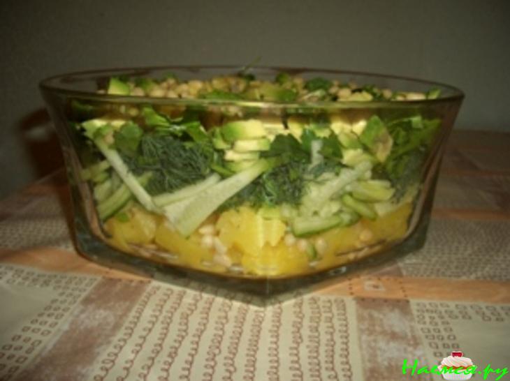 Салат "Зеленый" с ананасами и орехами