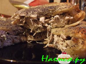 Закусочный пирог из слоеного теста с курицей, брынзой и сушеной мятой Закусочный пирог из слоеного теста с курицей, брынзой и сушеной мятой