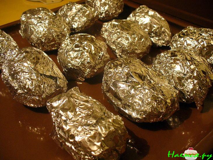 Картошечка с салом и чесноком в фольге