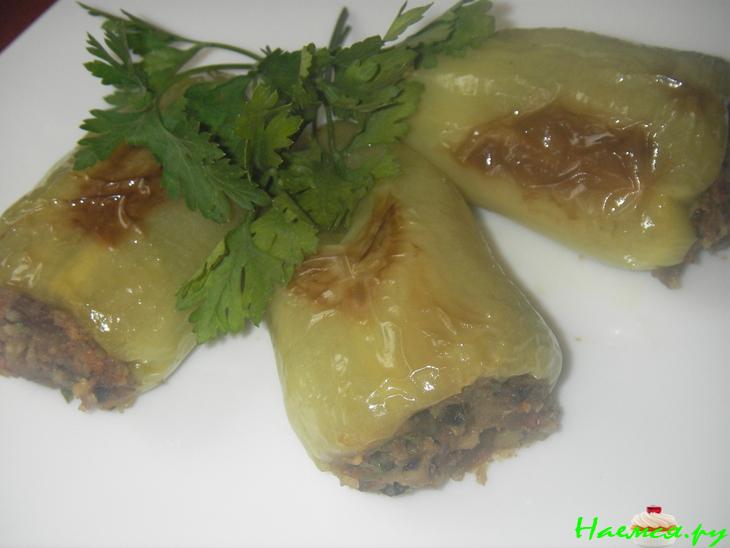 Перец фаршированный беконом, картофелем и грибами