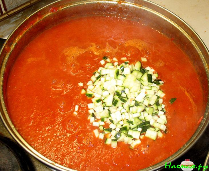 Филе морского окуня в шубке из шпината на соусе из паприки