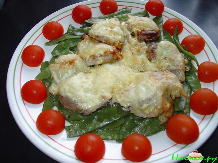 Хрюшины "медальоны" на стручковом горохе