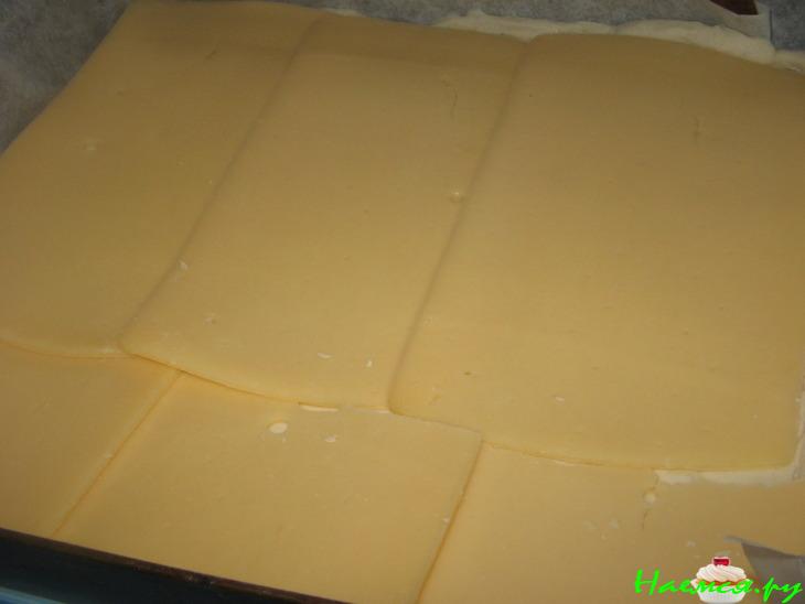 Пирог с двумя видами сыра из теста для пиццы