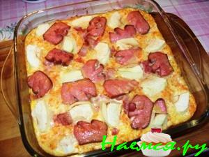 Морковно-сельдерейная запеканка с беконом и сосисками