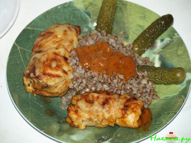 Куриные рулетики пряные под соусом