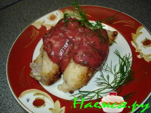 Сом под клюквенным соусом