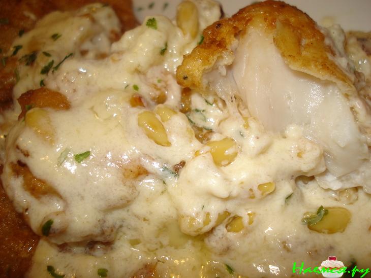 Рыба с сырным соусом и кедровыми орешками Рыба с сырным соусом и кедровыми орешками