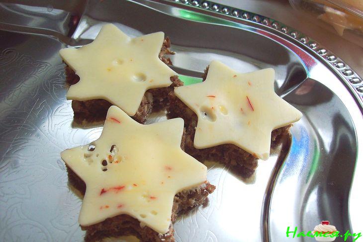 Канапе с креветками на черном хлебе